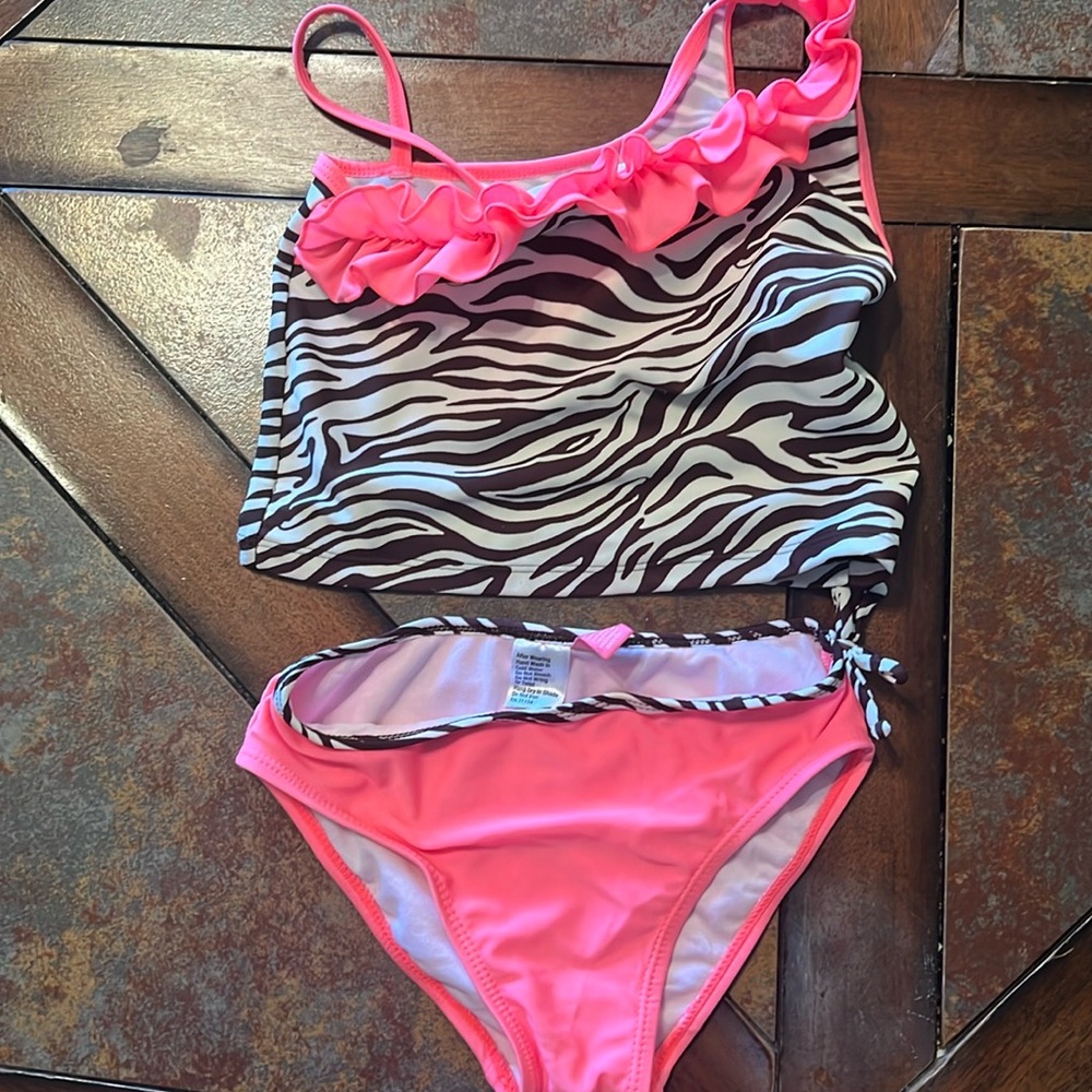 Like new size 6 swimsuit. Beautiful print.
